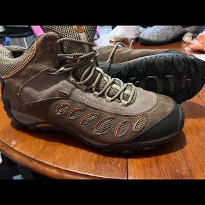 Great Set of hiking boots . Only worn a few times — tread is like new.